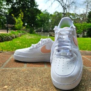 NEW NIKE AIR FORCE 1 LOW WHITE PEACHY PINK SIZE 11.5 WOMENS